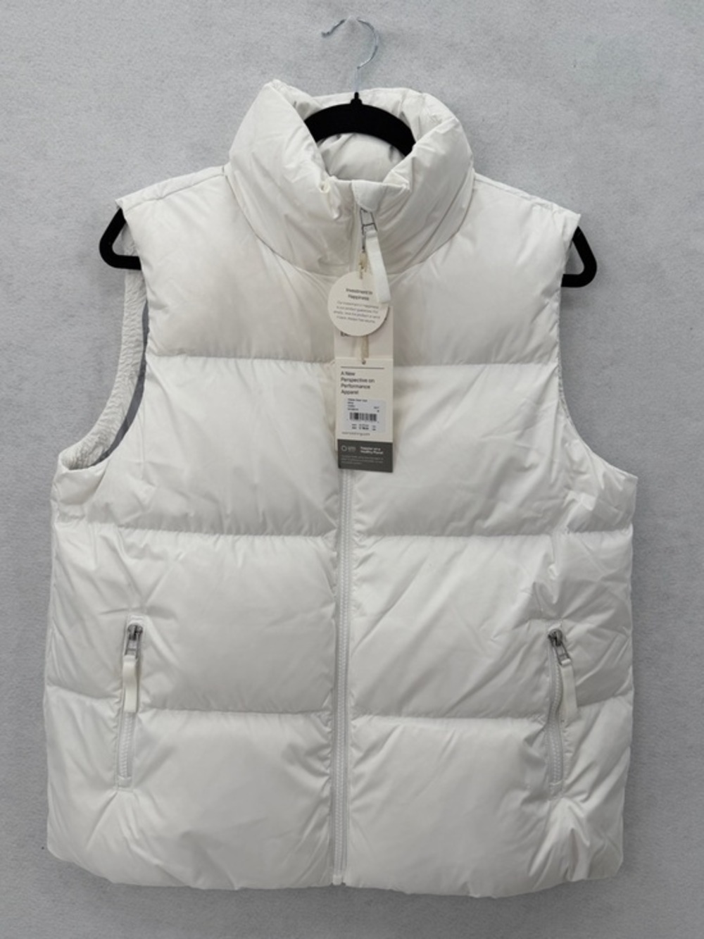 NWT Vuori Hillside Down Vest White Size Medium VW591 Women’s Puffer Vest